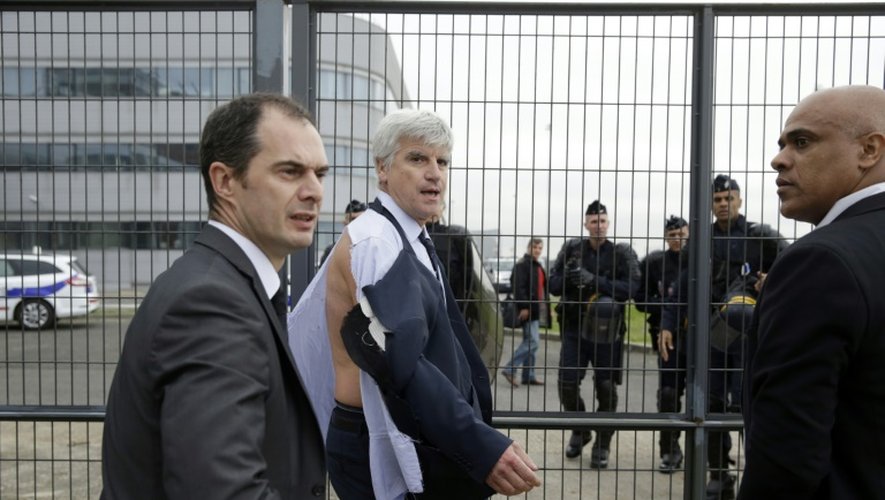 Pierre Plissonnier, directeur d'Air France à orly, est évacué le 5 octobre 2015 après des violences en comité d'entreprise