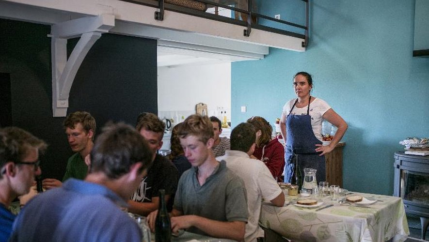 Delphine d'Harcourt sert le repas aux vendangeurs le 17 septembre 2014 à Montmelas-Saint-Sorlin