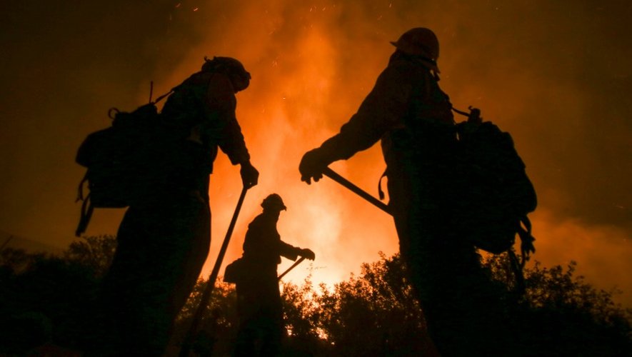 Des pompiers luttent contre un incendie, le 16 août 2016 au nord de San Bernardino, en Californie