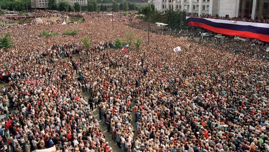 Des manifestants contre le putsch  devant le parlement russe, le 22 août 1991 à Moscou