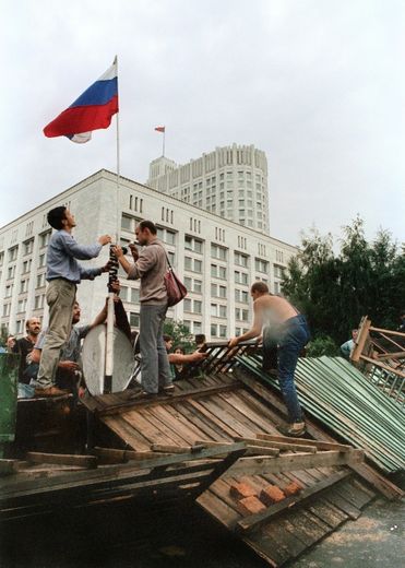 Des barricades des partisans de Boris Elstine pour protester contre le coup d'Etat, le 19 août 1991 à Moscou