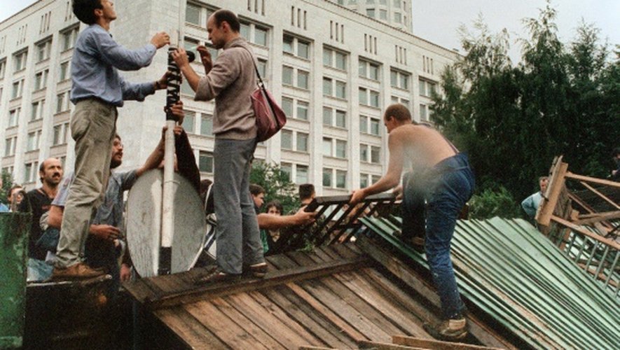 Des barricades des partisans de Boris Elstine pour protester contre le coup d'Etat, le 19 août 1991 à Moscou