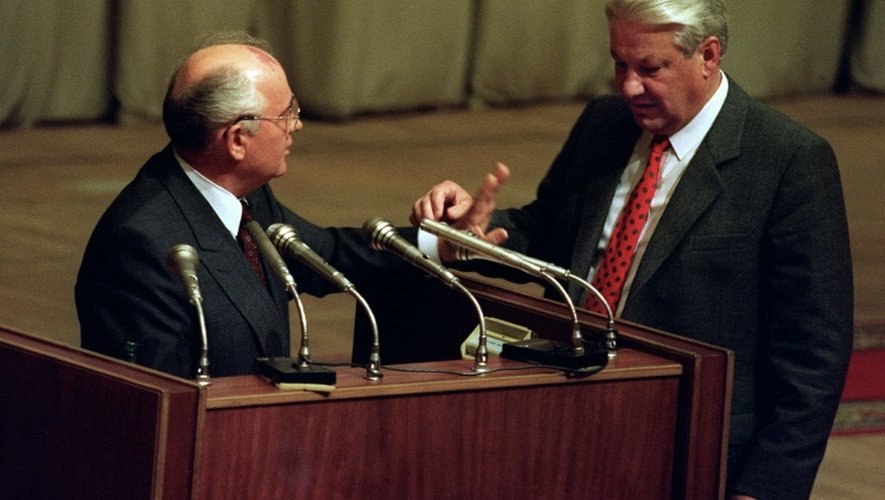 Le président russe Boris ELtsine (d) et le président soviétique Mikhaïl Gorbatchev au Parlement à Moscou, le 23 août 1991