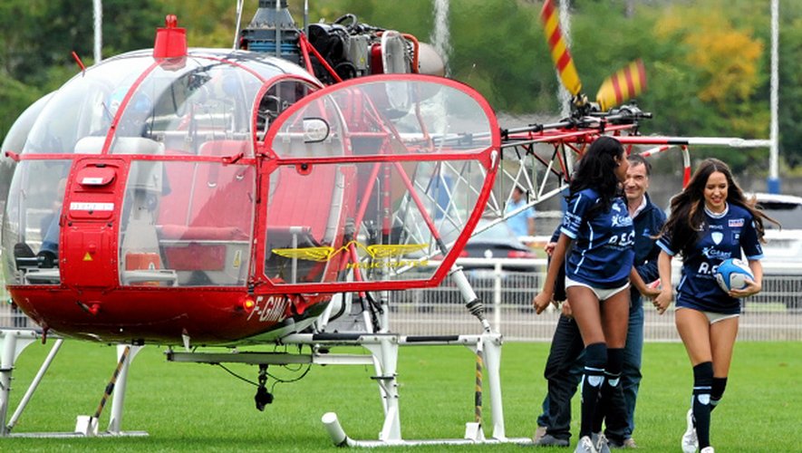 Arrivée en hélicoptère pour le ballon du match et les deux charmantes demoiselles plutôt réchauffées...