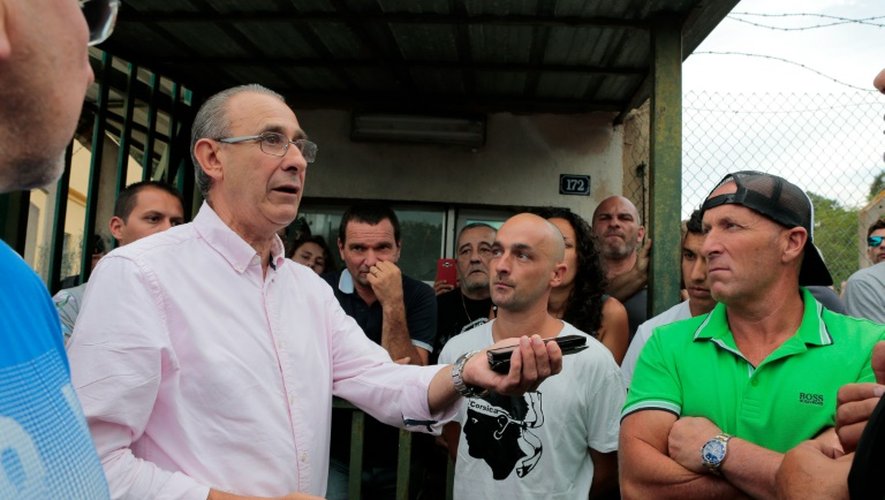 Le maire de Sisco Ange-Pierre Vivoni (g) s'adresse à des manifestants devant le camp militaire de Borgo, en Corse, le 17 août 2016