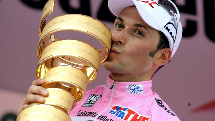 L'Italien Ivan Basso embrasse le trophée du Giro après avoir remporté l'épreuve italienne, le 28 mai 2006 à Milan