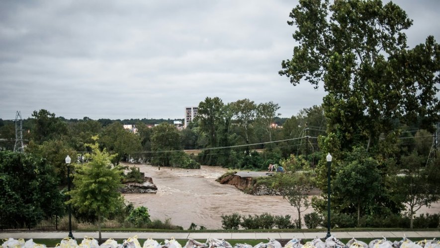 Des sacs de sable pour colmater des brèches à Columbia, pendant des inondations record en Caroline du Sud, le 5 octobre 2015