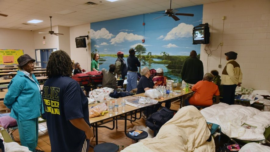 Des habitants de Columbia, installés dans un refuge, regardent à la télévision la conférence de presse de la gouverneure Nikki Haley pendant des inondations record en Caroline du Sud, le 5 octobre 2015 à Columbia