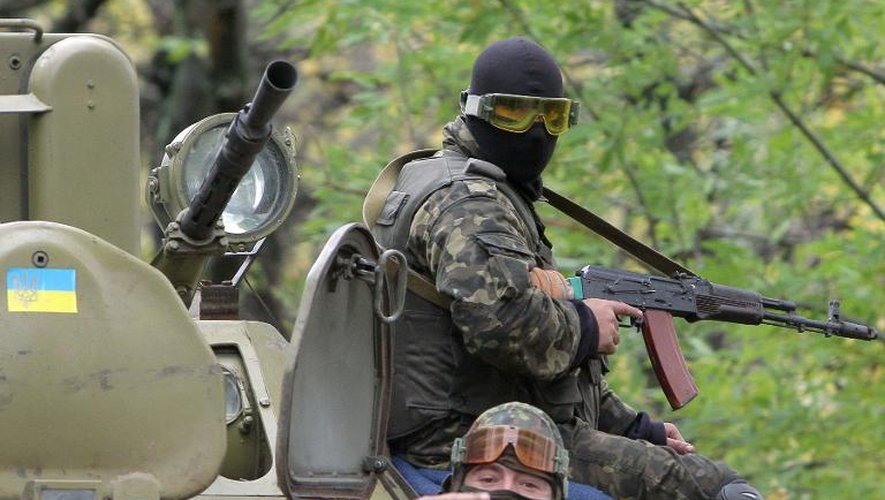 Des soldats ukrainiens en véhicule blindé patrouillent dans la région de Donetsk, le 25 septembre 2014