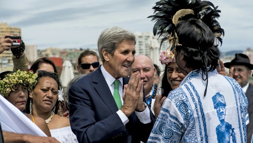 Le secrétaire d'Etat américain John Kerry (c) avec un membre de la délagation de l'île de Pâques lors du sommet "Notre océan" à Vina del Mar, au Chili, le 5 octobre 2015
