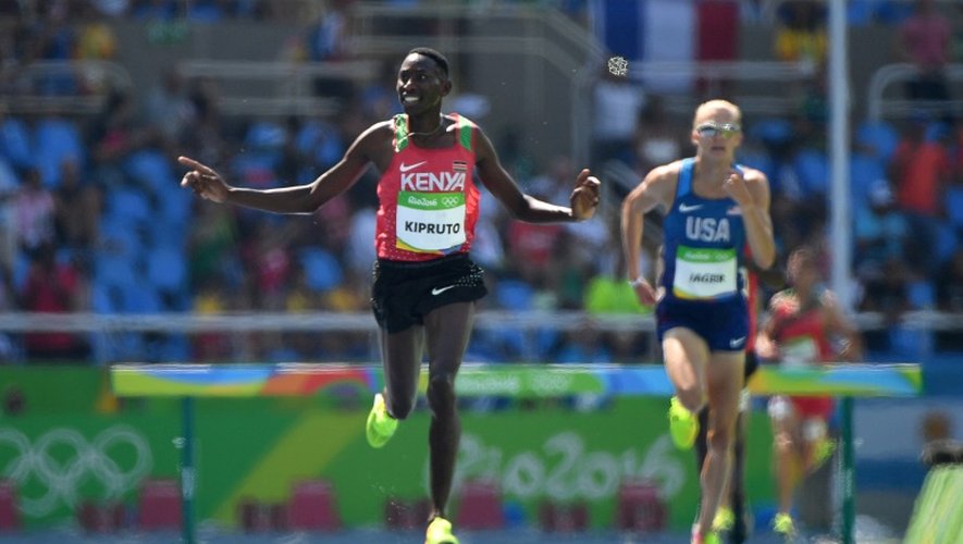 Le Kényan Conseslus Kipruto vainqueur du 3000 m steeple aux JO de Rio, le 17 août 2016