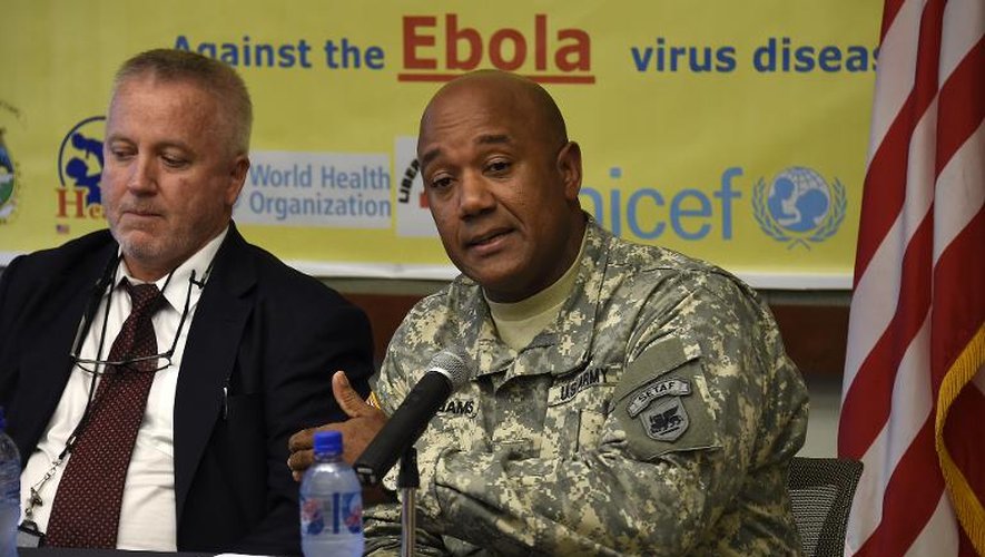 L'épidemiologiste Frank Mahoney et le général Darryl Williams, lors d'une conférence de presse le 25 septembre 2014 à l'ambassade américaine à Monrovia