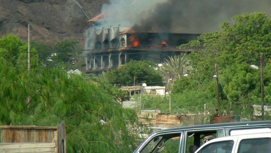 L'hôtel Al-Qasr, où logeait le Premier ministre yéménite, en feu après un attaque à la roquette, le 6 octobre 2015 à Aden