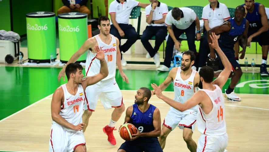 Le meneur de jeu français Tony Parker entouré par les Espagnols en quart de finale, le 17 août 2016 aux JO de Rio