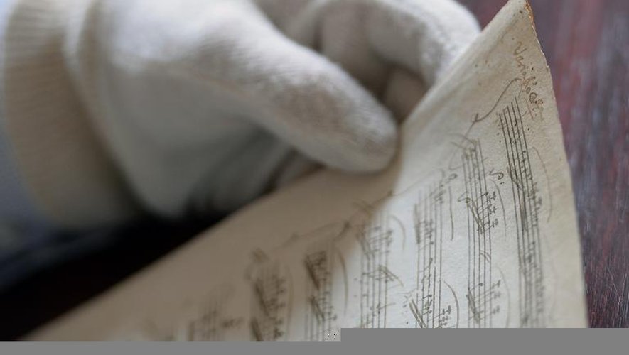 Photo prise le 17 septembre 2014 montrant le manuscrit original d'une sonate de Mozart, dans la  bibliothèque nationale Szechenyi à Budapest