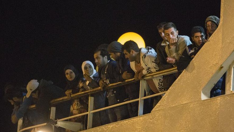 Des réfugiés syriens à bord du bateau qui les a secourus le 25 septembre 2014 dans le port de Limassol