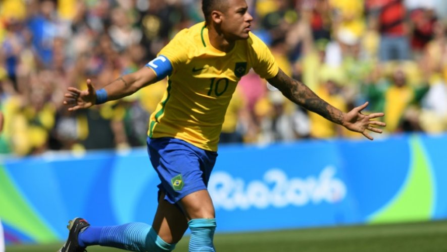 L'attaquant brésilien Neymar fête un but face au Honduras, le 17 août 2016 au Maracana lors des JO de Rio