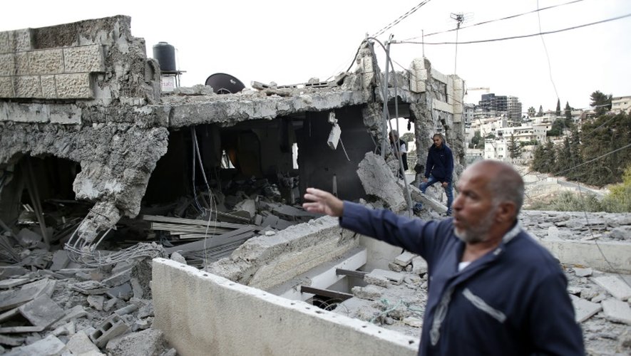 Un Palestinien montre les décombres de sa maison détruite par les forces de sécurité israélienne, le 6 octobre 2015 à Jérusalem-Est