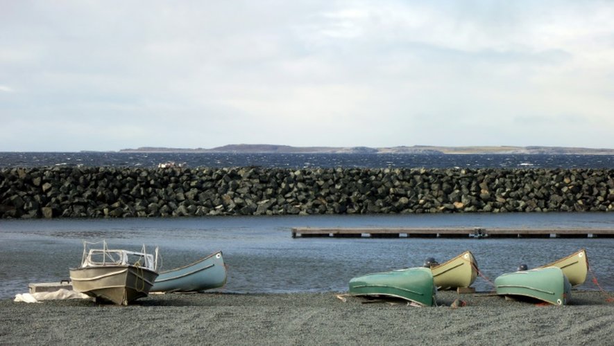 Des canoes et des bateaux sur la rive du village inuit de Umiujag, dans le grand nord canadien, le 19 septembre 2015