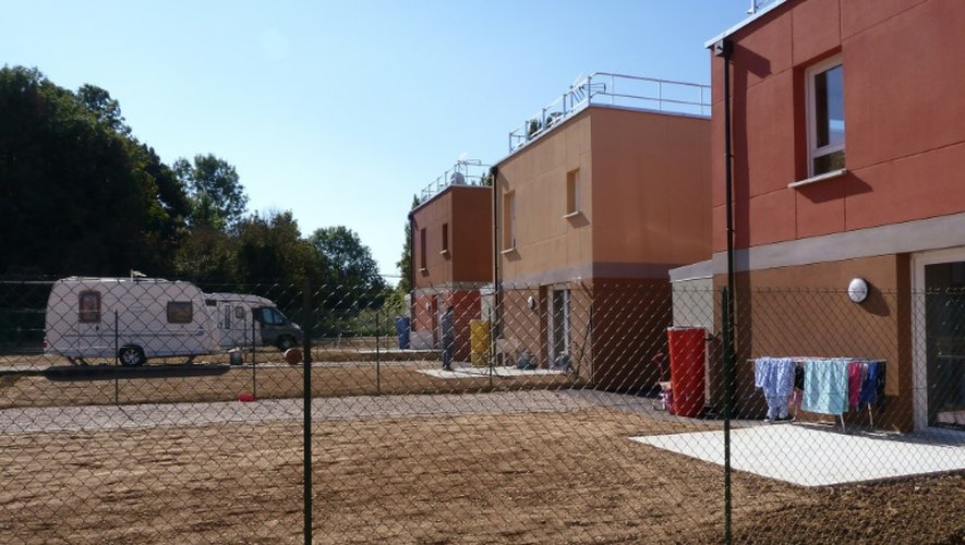 Les maisons de la "Résidence de la solidarité", à Saint-Thibault-des-Vignes, en Seine-et-Marne, conçue pour les gens du voyage, le 1er octobre 2015