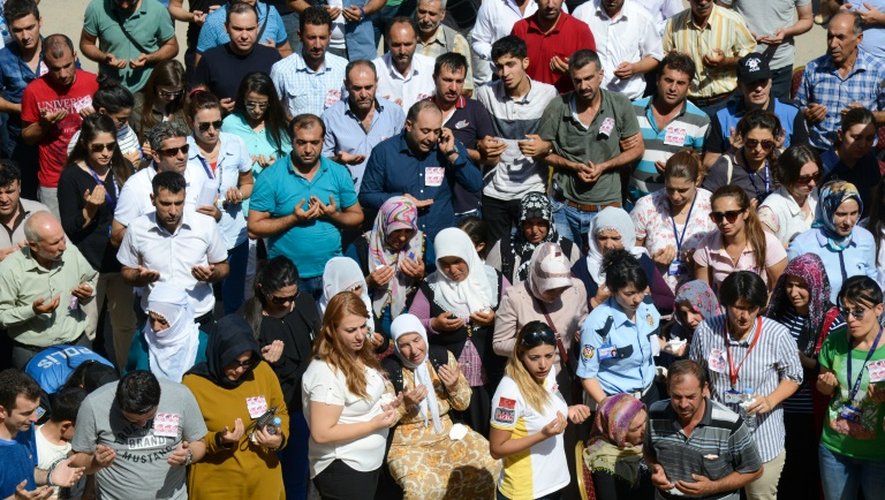 Des gens prient en hommage aux victimes d'une attaque attribuée au PKK, à Diyarbakir le 16 août 2016
