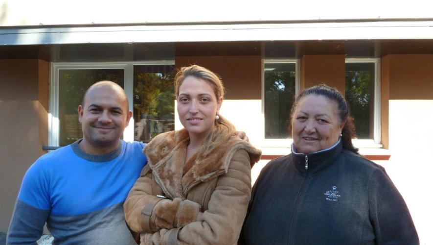 De gauche à droite, Tony Debarre, Johanna Pietri et Marie Winterstein figurent parmi les premiers habitants de la "Résidence de la solidarité" à Saint-Thibault-des-Vignes (Seine-et-Marne), le 1er octobre 2015