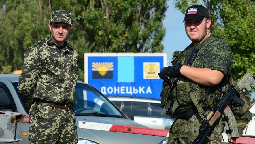 Des gardes-frontières rebelles au poste-frontière d'Ouspenka, en Ukraine, le 26 septembre 2014