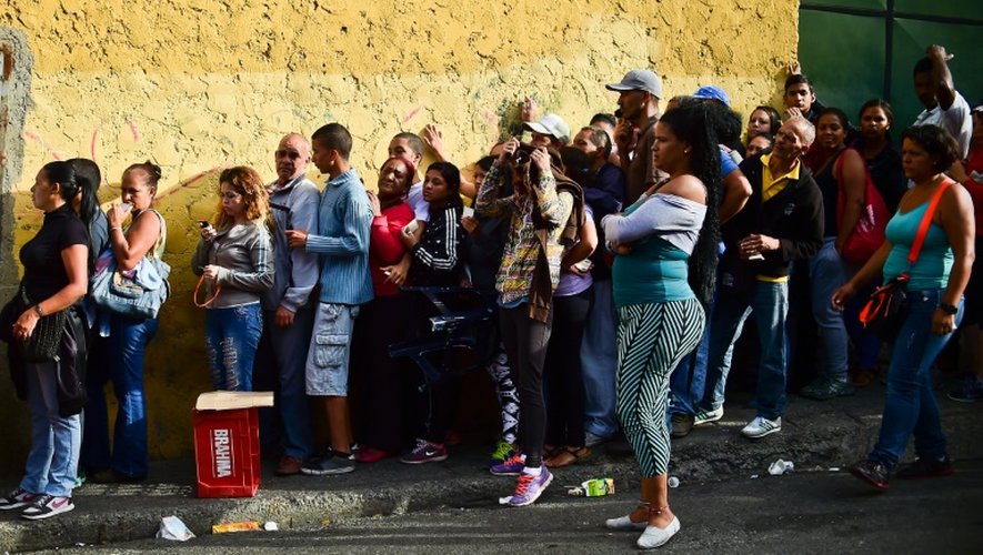 Des gens font la queue pour acheter des produits de première nécessité dans un supermarché de Caracas le 31 mai 2016