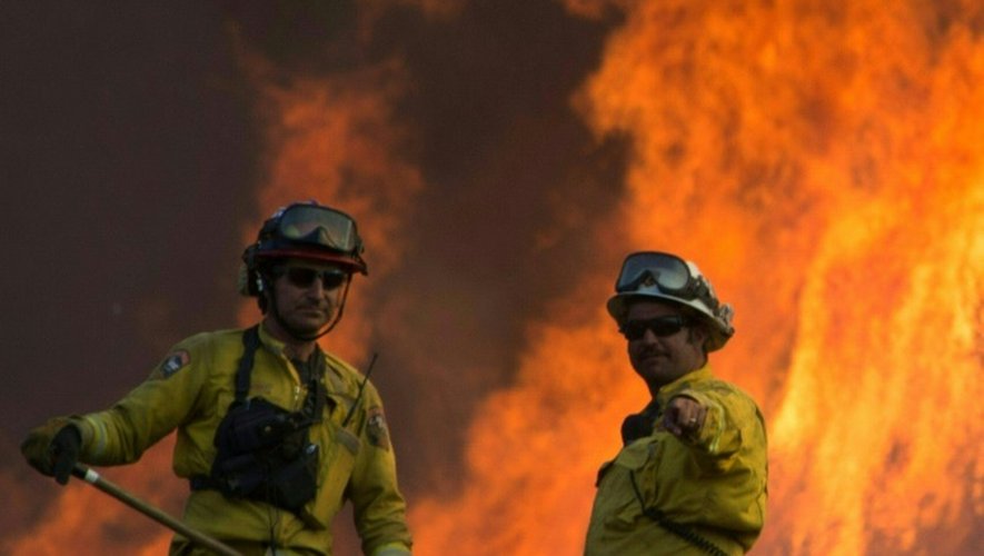 Des pompiers combattent l'incendie Blue Cut à Wrightwood, le 17 août 2016