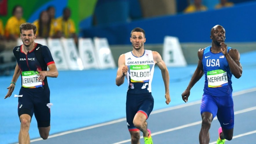 Le Français Christophe Lemaitre (g) lors de sa demi-finale du 200 m aux JO de Rio, le 17 août 2016