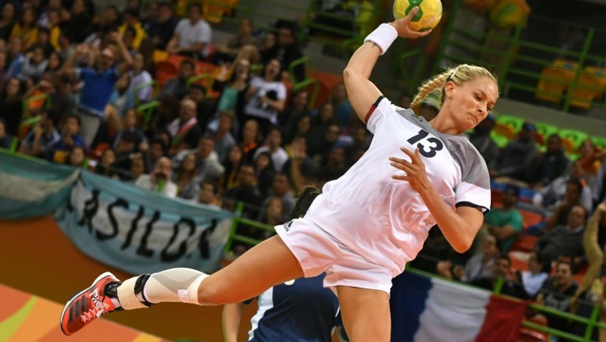 L'ailière gauche française Manon Houette arme son tir face aux Argentines au tournoi olympique de handball féminin à Rio, le 10 août 2016