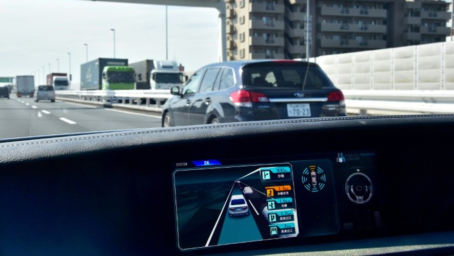 Une Lexus GS450h autonome fait une démonstration sur autoroute à Tokyo le 6 octobre 2015