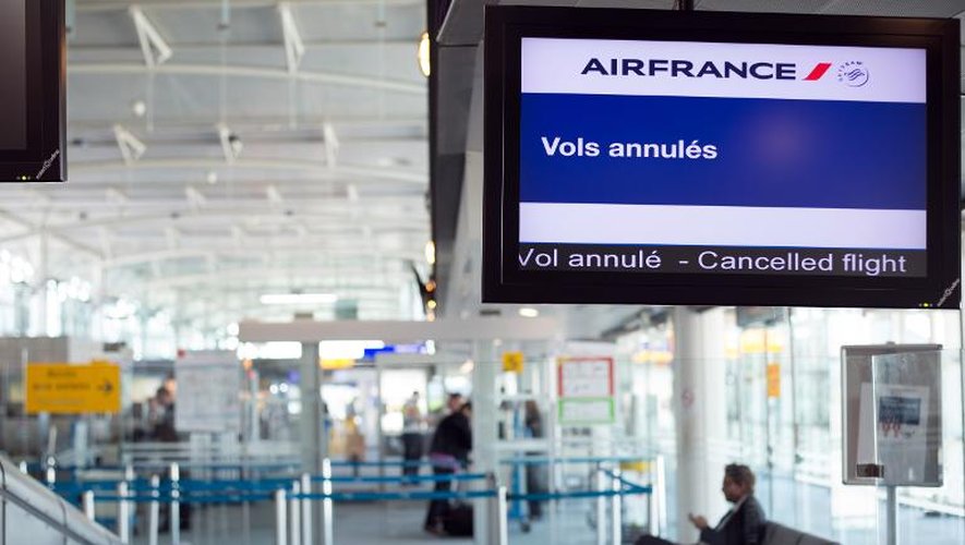 Un panneau annonce des vols annulés sur Air France, le 26 septembre 2014 à l'aéroport de Marseille Provence, à Marignane