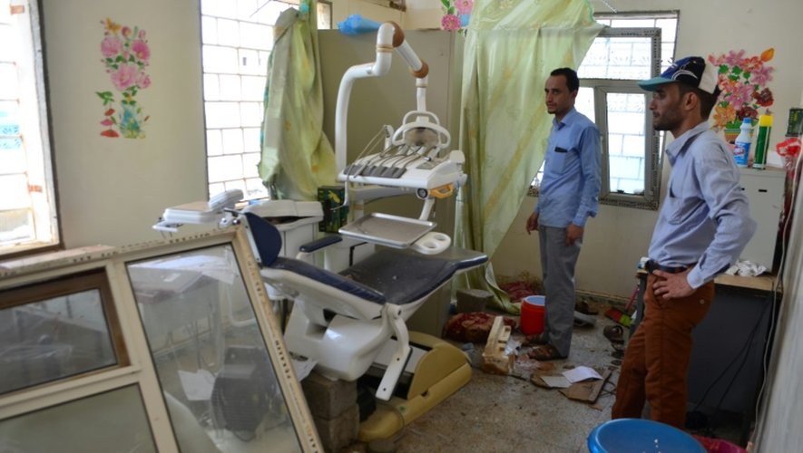 Des hommes inspectent les dommages causés dans un hôpital géré par MSF à Abs, dans le nord du Yémen, le 16 août 2016, après sa destruction par des raids aériens