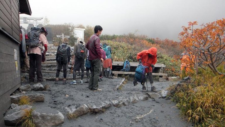 Des randonneurs évacuent le Mont Ontake, un volcan en éruption situé au centre du Japon, le 27 septembre 2014