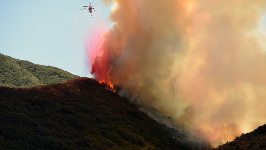 Un hélicoptère survole l'incendie qui fait rage à Keenbrook, en Californie, le 18 août 2016