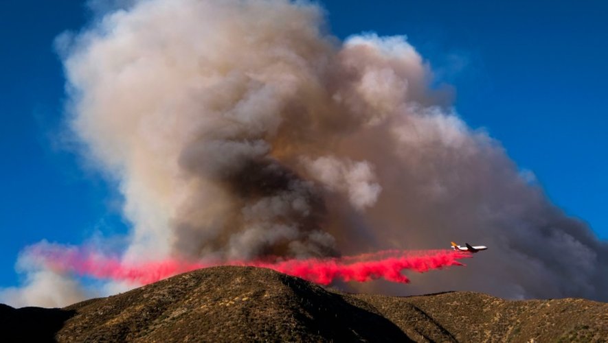 Un bombardier d'eau largue un produit retardant sur les collines menacées par l'incendie Blue Cut, le 16 août 2016 à Lytle Creek, en Californie