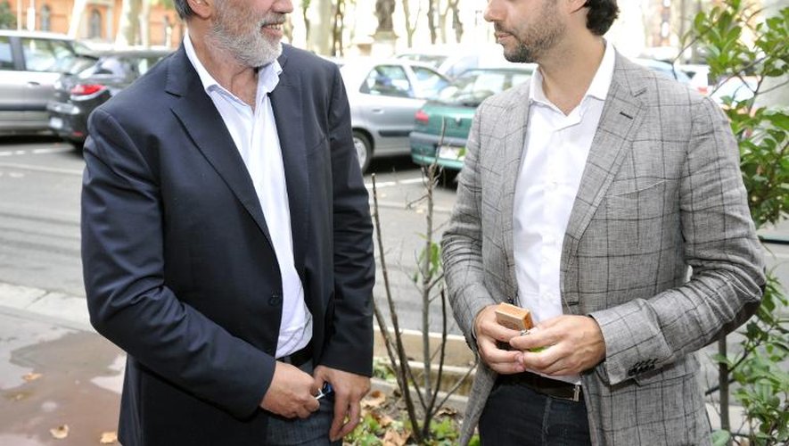 Pierre Le Bonjour (g) et Apollinaire Legros-Gimbert (d), avocats de deux des trois jihadistes présumés, le 24 septembre 2014 à Toulouse