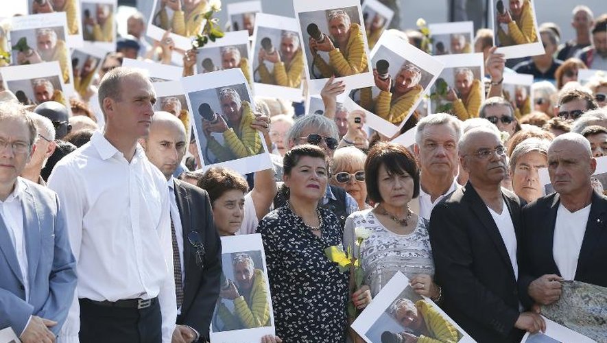 Des milliers de personnes participent à une marche silencieuse en hommage à Hervé Gourdel, décapité en Algérie par un groupe jihadiste, le 27 septembre 2014 à Nice