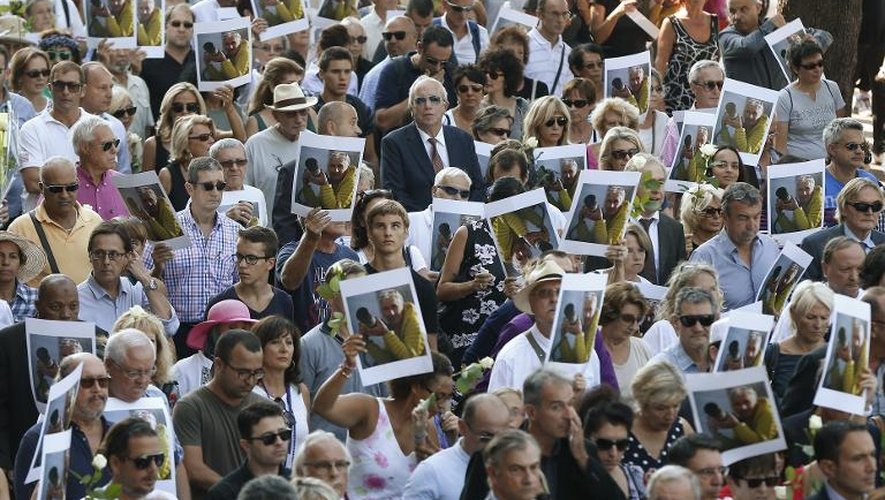 Des milliers de personnes participent à une marche silencieuse en hommage à Hervé Gourdel, décapité en Algérie par un groupe jihadiste, le 27 septembre 2014 à Nice