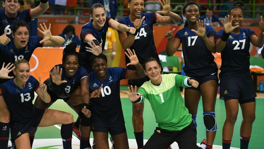 La joie des handballeuses françaises qualifiées pour la finale après leur victoire face aux Néerlandaises, le 18 août 2016 aux JO de Rio