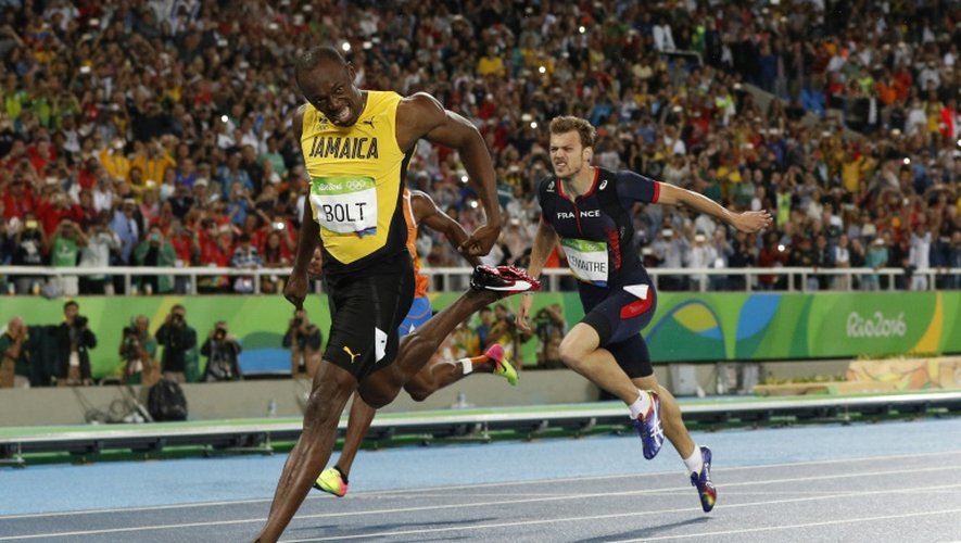 Le Jamaïcain Usain Bolt vainqueur du 200 m et le Français Christophe Lemaitre, 3e, lors des JO de Rio le 18 août 2016