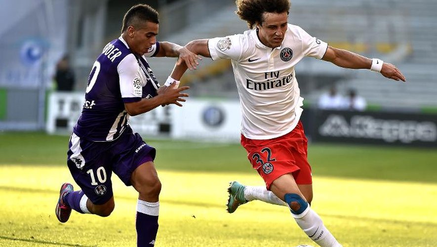 L'attaquant franco-tunisien Wissam Ben Yedder à la lutte avec le défenseur brésilien du Paris SG David Luiz, le 27 septembre 2014 à Toulouse lors de la 8e journée de Ligue 1 de football.