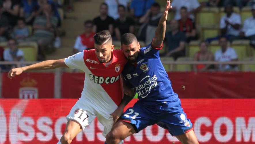 Le milieu de terrain de onaco Yannick Ferreira Carrasco à la lutte avec le Niçois Lloyd Palun lors d'un match comptant pour la 8e journée de Ligue 1, le 27 septembre 2014 à Monaco.