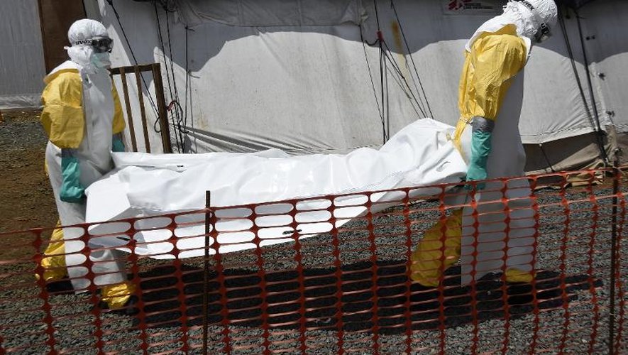 Des médecins transportent le corps d'une victime du virus Ebola, à Monrovia le 27 septembre 2014