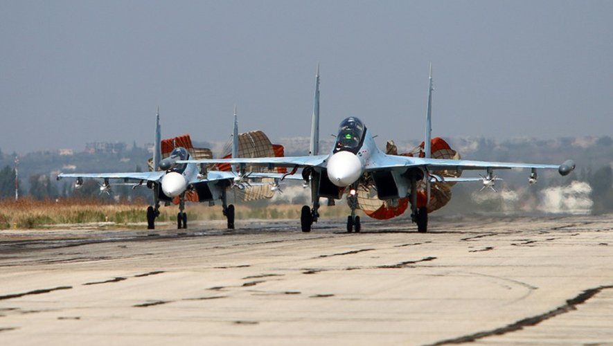 Des avions russes Sukhoï SU-24 atterrissent à la base aérienne de Hmeimim, dans la province de Lattaquié, le 3 octobre 2015 en Syrie