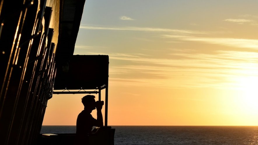 Un marin à bord du navire allemand Werra, surveille la Méditerranée le 30 septembre 2015