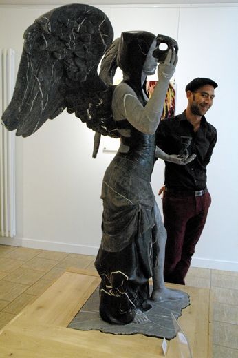 L'ange de la liberté, une statue de marbre noir, d'1m80 de hauteur. Pour 1200 heures de travail.