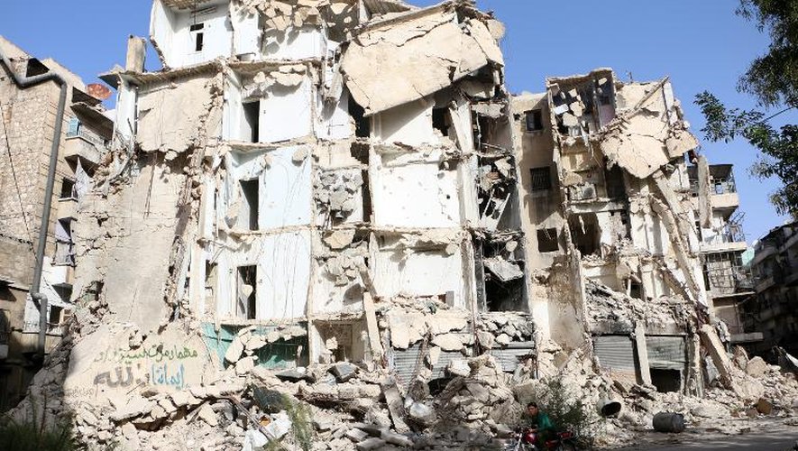 Des immeubles bombardés à Alep, dans le nord de la Syrie, le 27 septembre 2014