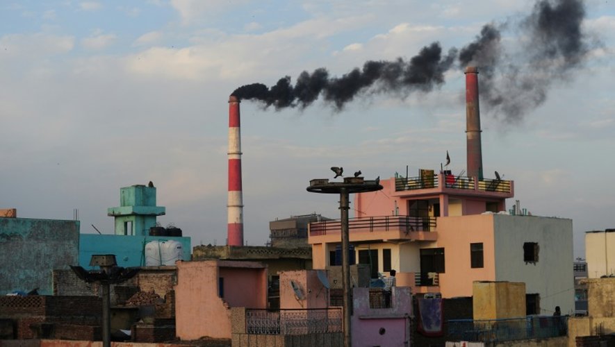 De la fumée s'échappe des cheminées d'une centrale thermique à New Delhi, le 20 mars 2015 en Inde